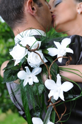 Bouquet de mariée en cascade d'orchidées stabilisées - Rose et cannelle